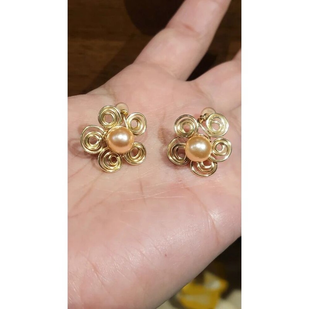 J5 Handmade 18K Gold Plated Pearl Flower Stud Earrings Wire Wrapped Filigree